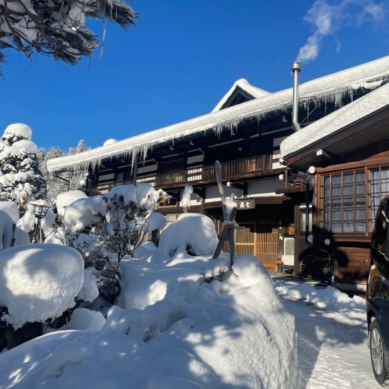 古民家宿長七の冬の外観