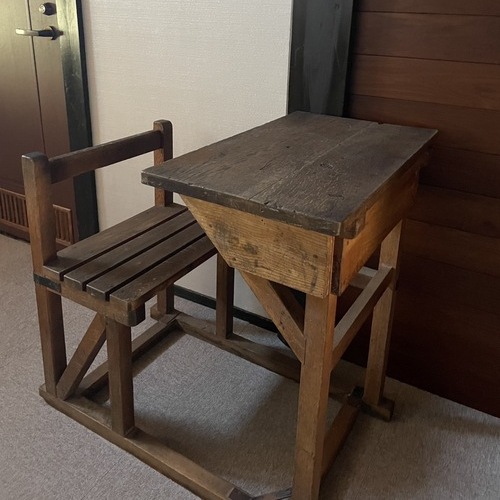 木製の一体型になった椅子と机