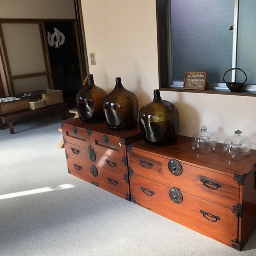 昔の棚と醤油を作る瓶とガラスのハエトリ装置